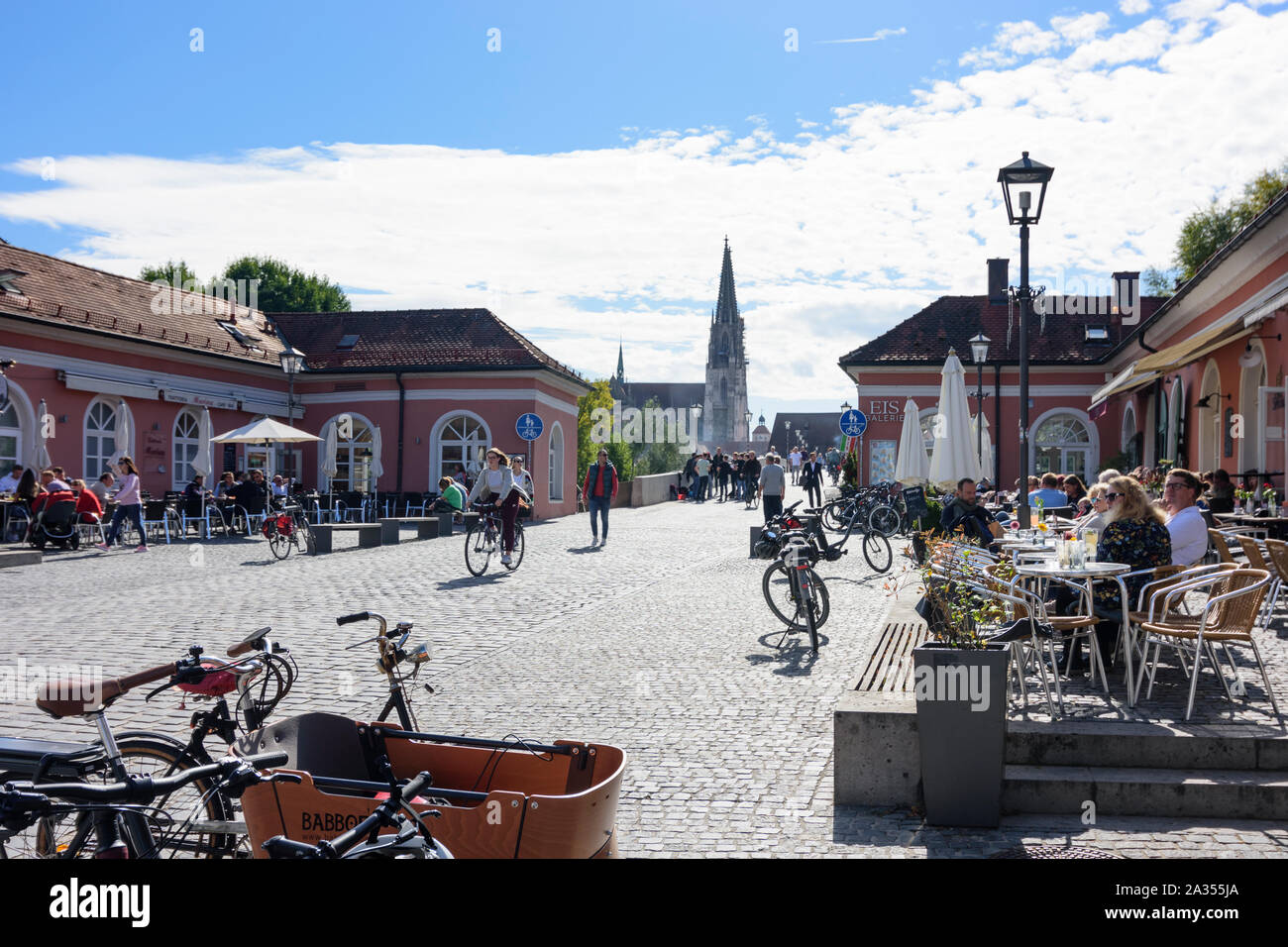 Regensburg: Bezirk Stadtamhof, Restaurant, Cafe, Straße Am Brückenbasar in der Oberpfalz, Oberpfalz, Bayern, Bayern, Deutschland Stockfoto