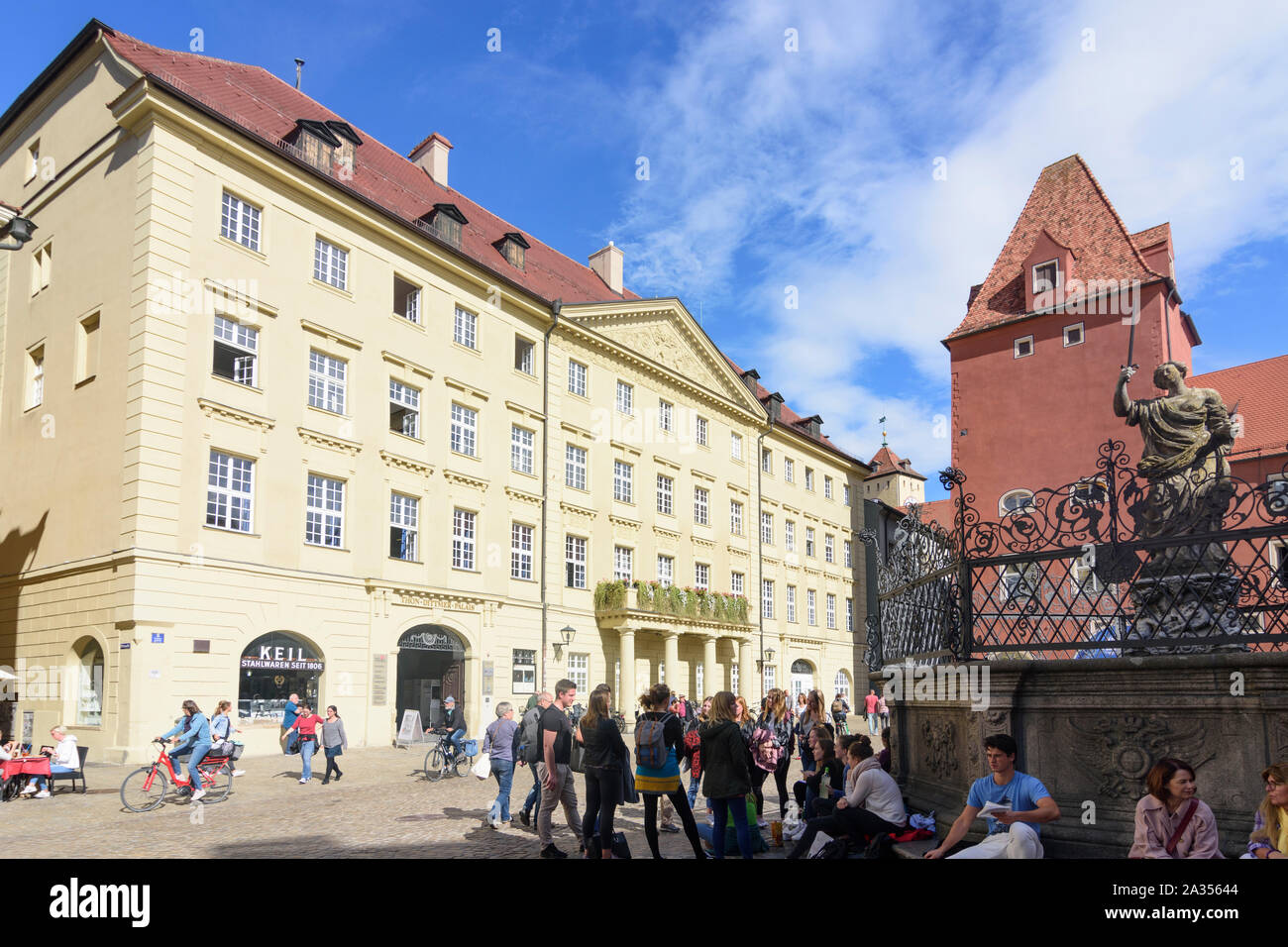 Regensburg: square Haidplatz, Thon-Dittmer-Palais (links), Haus Neue Waag (rechts), Brunnen Justitiabrunnen in der Oberpfalz, Oberpfalz, Bayern, Ba Stockfoto