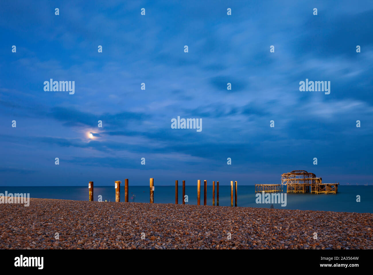 Abends an der West Pier Ruinen in Brighton, East Sussex. Stockfoto