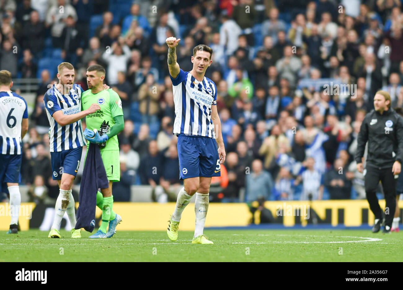 Brighton UK 5. Oktober - Lewis Dunk von Brighton feiert erst nach dem 3-0 in der Premier League Match zwischen Brighton und Hove Albion und Tottenham Hotspur an der Amex Stadion win-redaktionelle Verwendung. Kein Merchandising. Für Fußball Bilder FA und Premier League Einschränkungen Inc. kein Internet/Mobile Nutzung ohne fapl Lizenz - für Details Kontakt Fußball Dataco: Credit Simon Dack TPI/Alamy leben Nachrichten Stockfoto