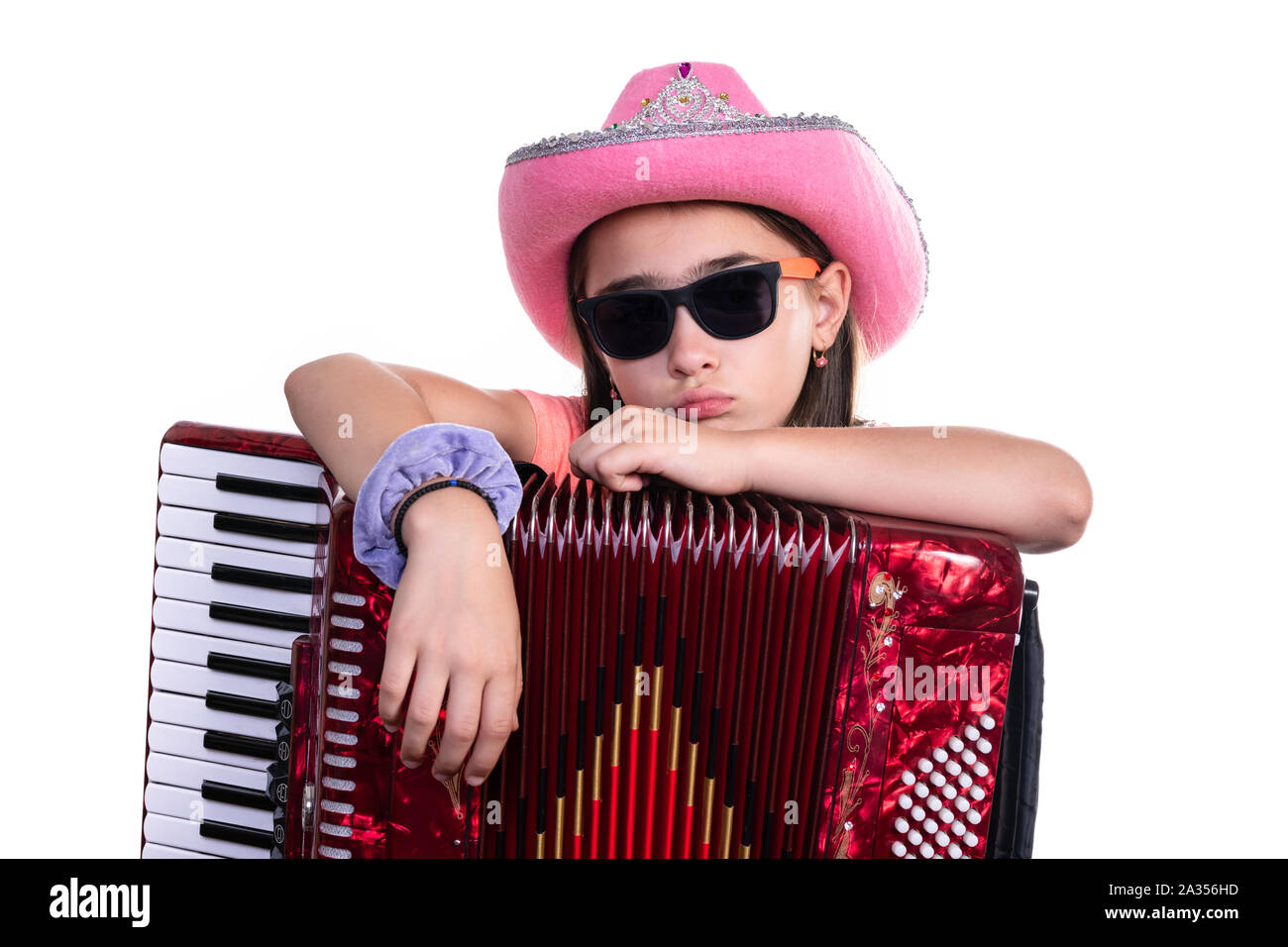 Junge jugendliche Mädchen mit Akkordeon auf einem weißen Hintergrund. Stockfoto