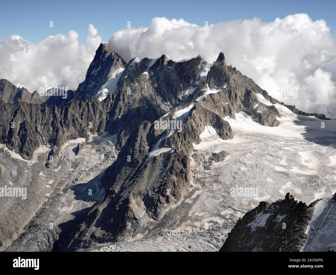 Grandes Jorasses 4208 m (13,806 ft) und Dent du Geant Berg, Haute-Savoie, Frankreich. Sommer Landschaft der Alpen Mont Blanc Massiv mit Gletschern Stockfoto