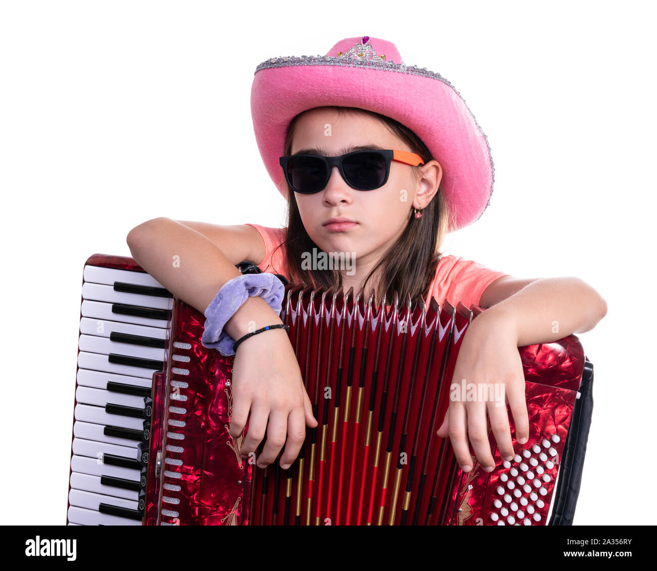 Junge jugendliche Mädchen mit Akkordeon auf einem weißen Hintergrund. Stockfoto