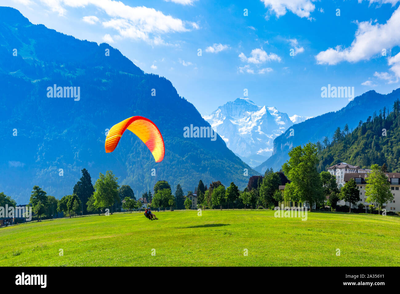 Gleitschirm in Interlaken, Schweiz Stockfoto