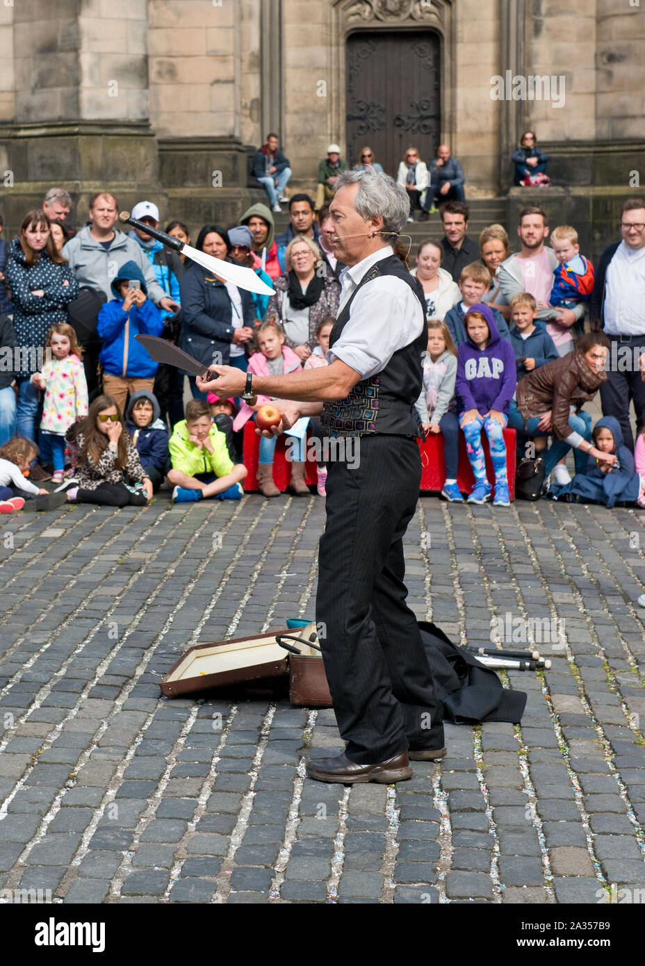 Mit Straßendarstellern jonglieren. Außerhalb Der St. Giles Catheral. Edinburgh Fringe Festival. Stockfoto