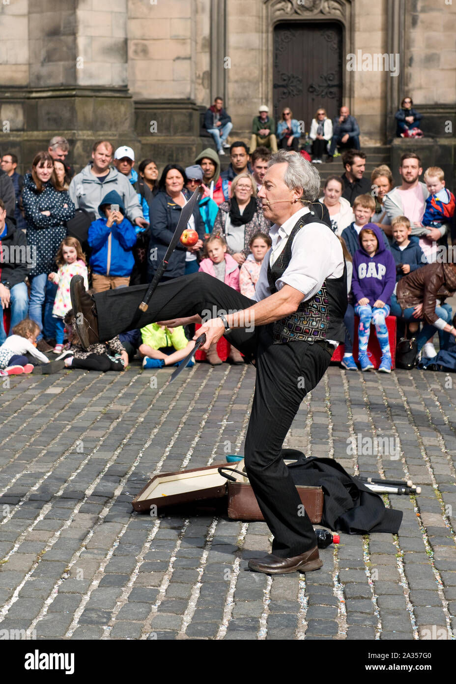 Mit Straßendarstellern jonglieren. Außerhalb Der St. Giles Catheral. Edinburgh Fringe Festival. Stockfoto