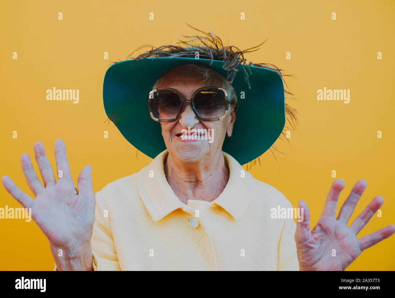 Lustige Großmutter Porträts. Senior alte Frau Dressing elegant für ein besonderes Ereignis. Konzept über die seniorität Stockfoto