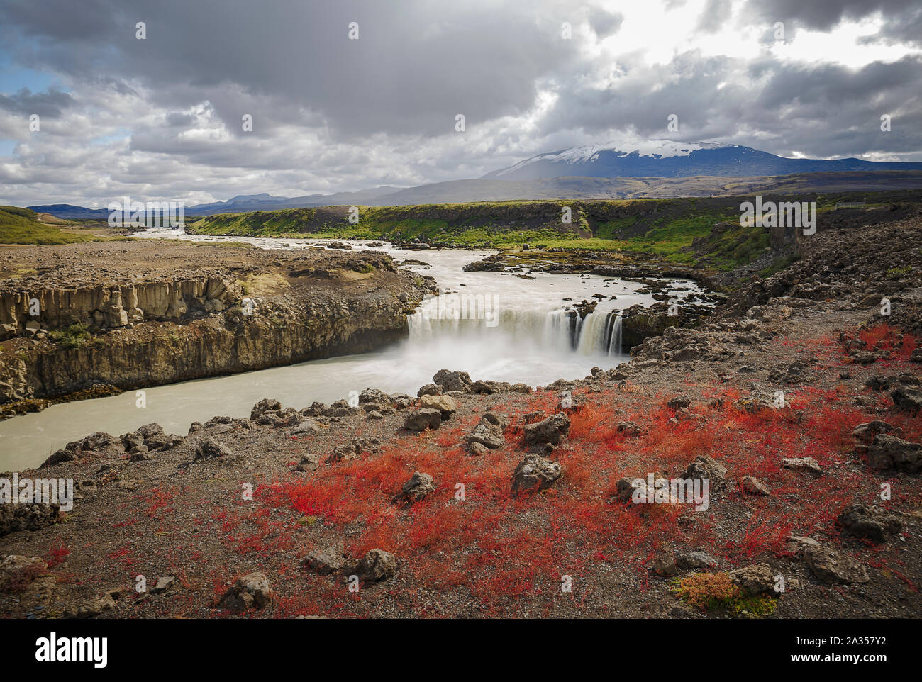 Thjofafoss Wasserfall mit Vulkan Hekla auf die Oberseite, ein verstecktes Juwel in Island Stockfoto