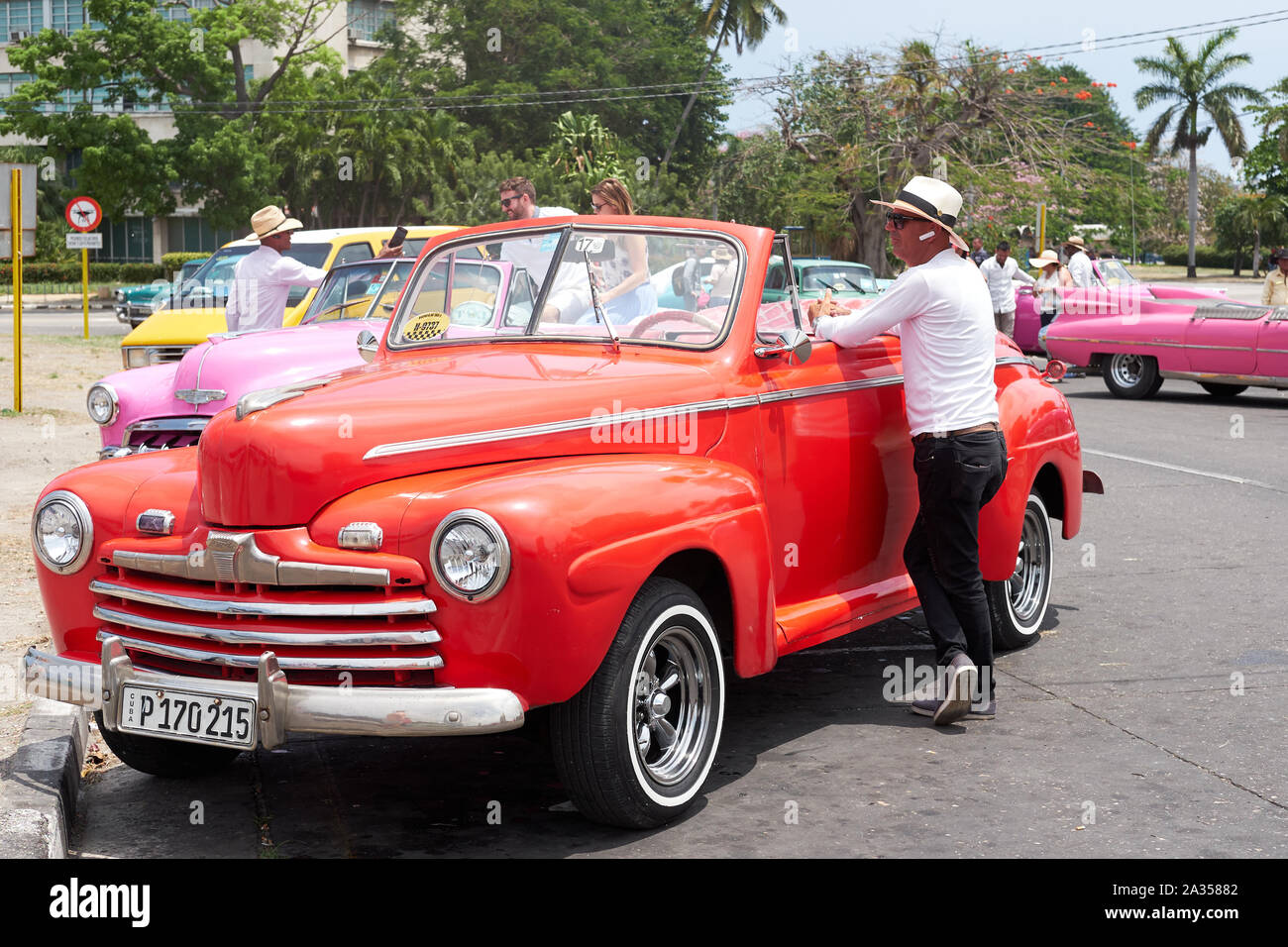 Klassische Autos, Taxis, Lkw und Motorräder sind reichlich vorhanden in den Straßen von Havanna, Kuba Stockfoto