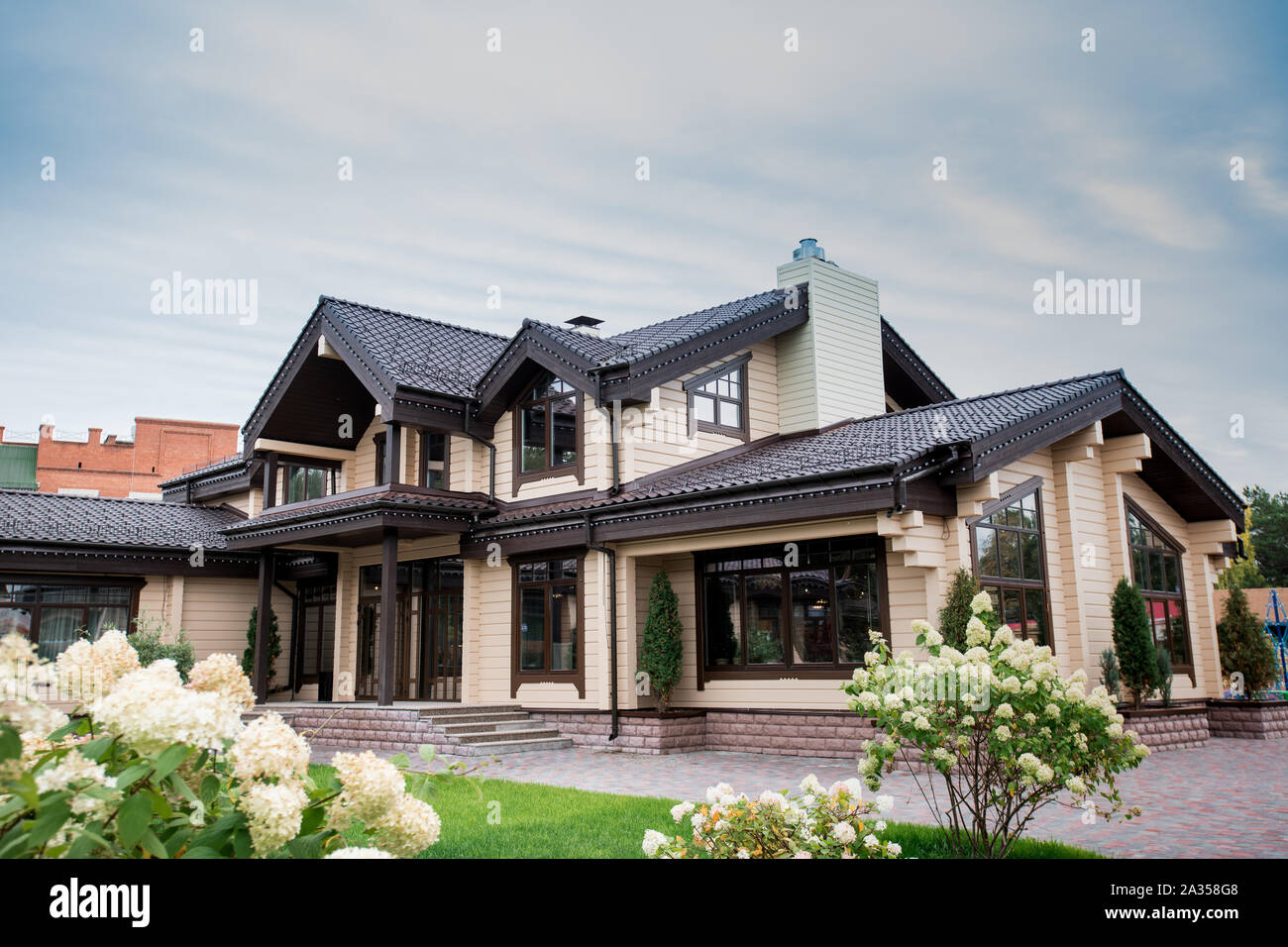 Blick auf luxuriöses, modernes Haus mit dekorativen Elementen rund um Windows Stockfoto