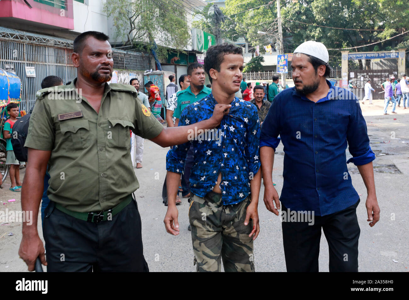 Dhaka, Bangladesch - Oktober 06, 2019: Unzufriedene Einwohner von Genf Camp mit Polizei inmitten Proteste über konstante Stromausfall Unionspolitiker haben an der Ca Stockfoto