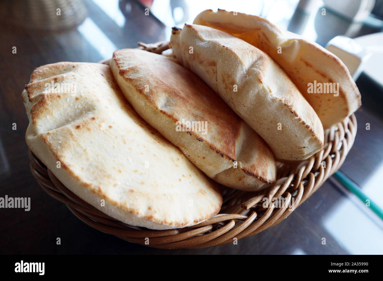 Frisches arabisches brot -Fotos und -Bildmaterial in hoher Auflösung ...