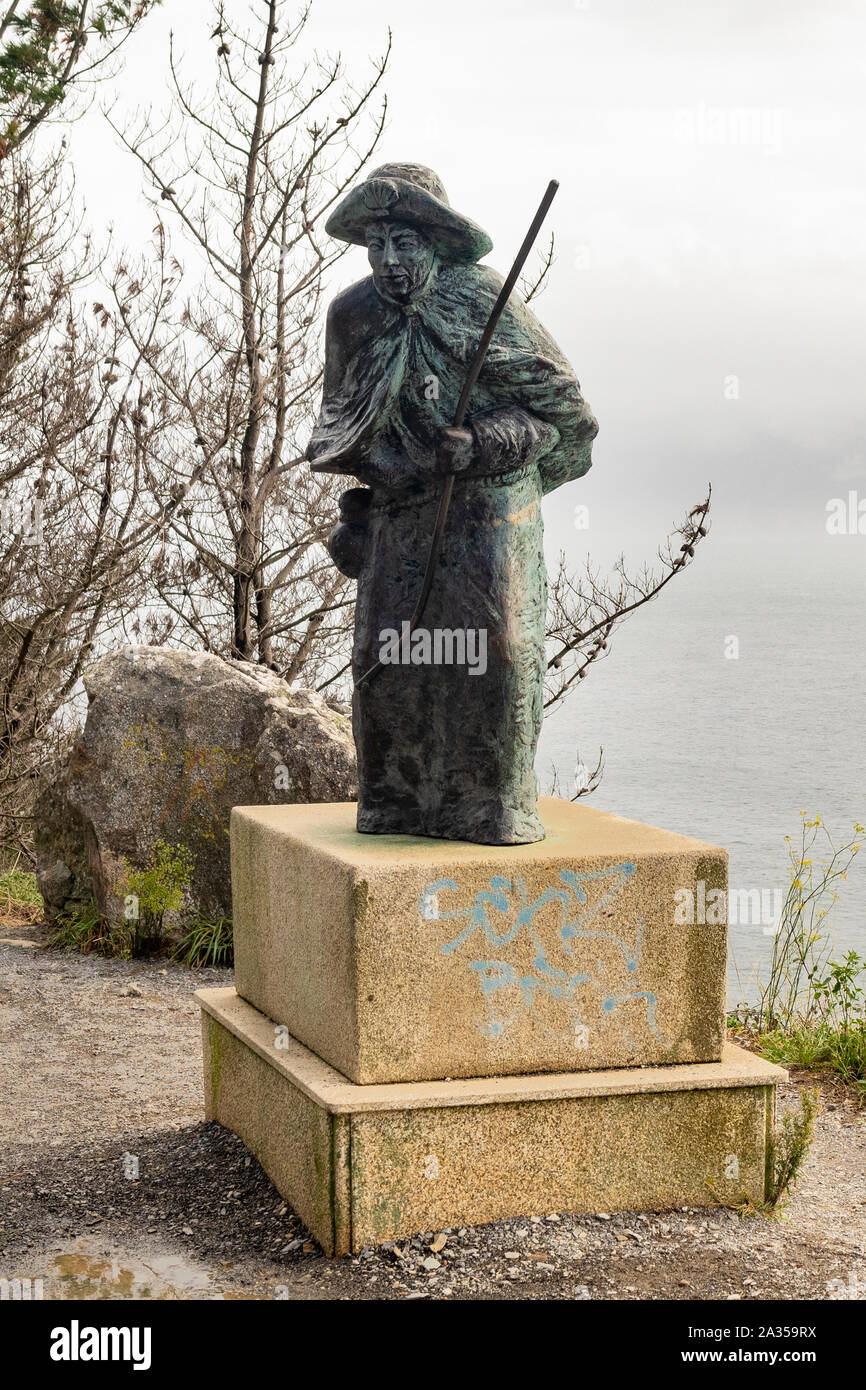 Pilgrim Statue auf dem Camino Finisterre oder Wallfahrt zum "Ende der Welt" in der Nähe von Kap Finisterre, Galizien, Spanien, Europa Stockfoto