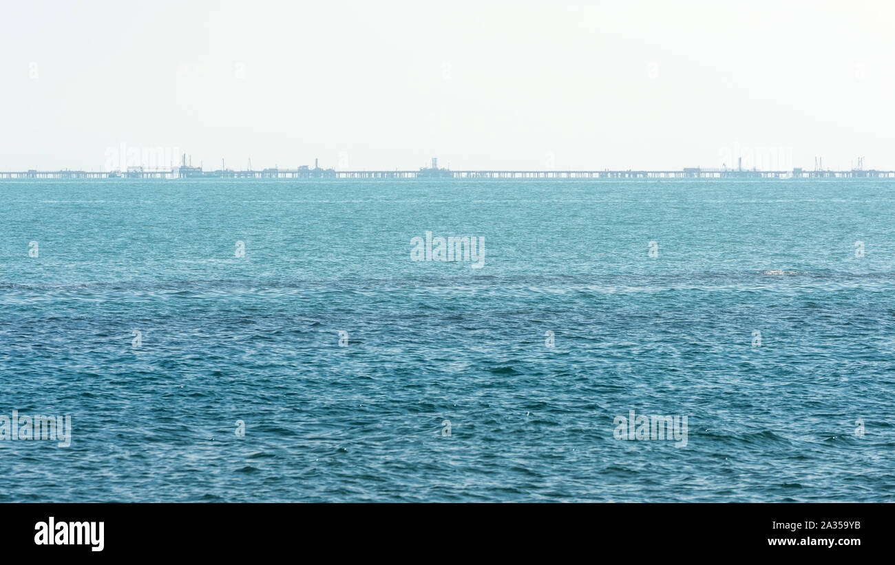 Offshore Bohrinseln im Meer an nebligen Wetter Stockfoto