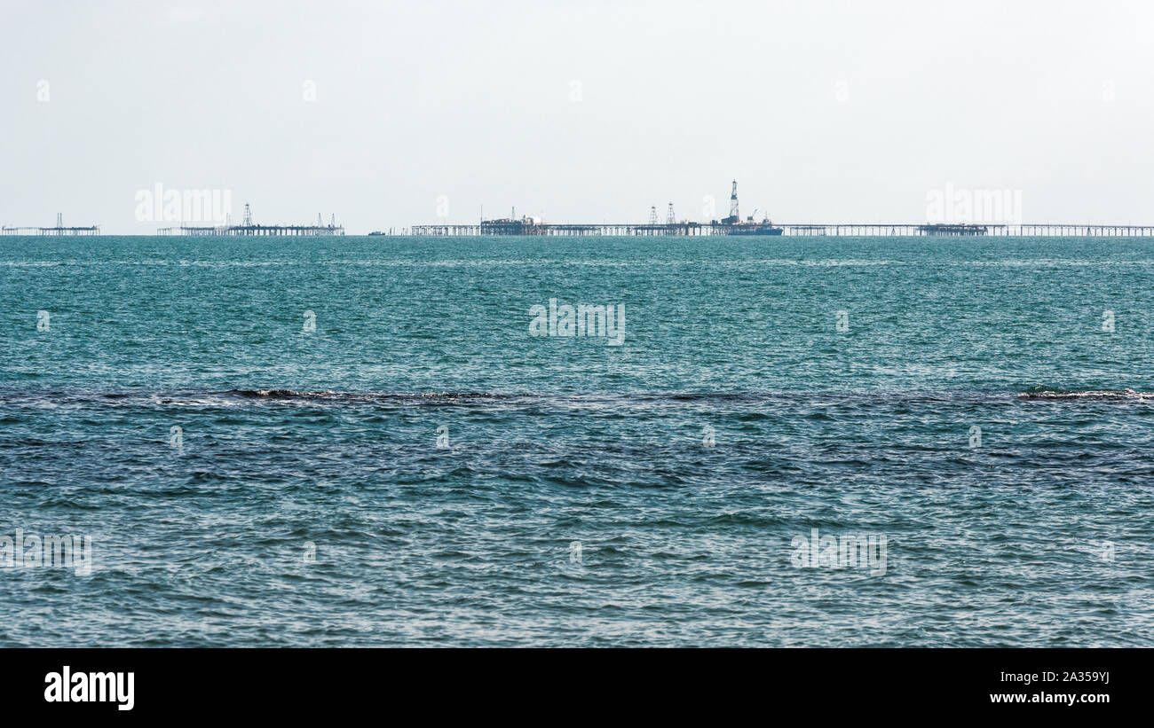 Offshore Bohrinseln im Blue Sea Stockfoto