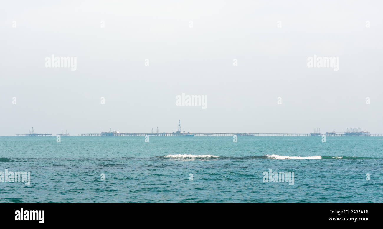 Offshore Bohrinseln im Meer an nebligen Wetter Stockfoto