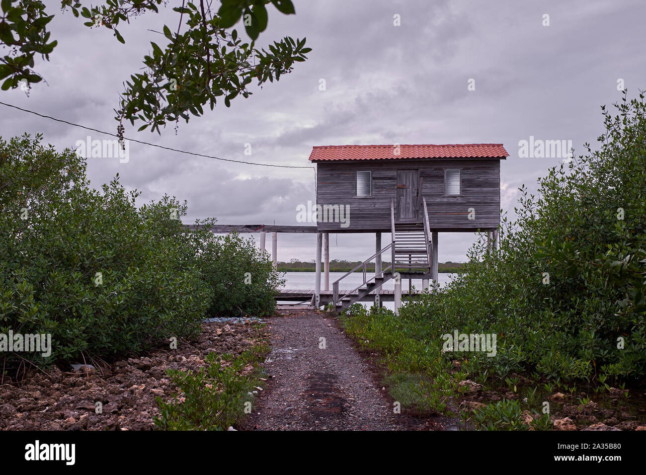 Von einer erhöhten Fischerhütte auf der karibischen Insel Utila, Honduras Stockfoto