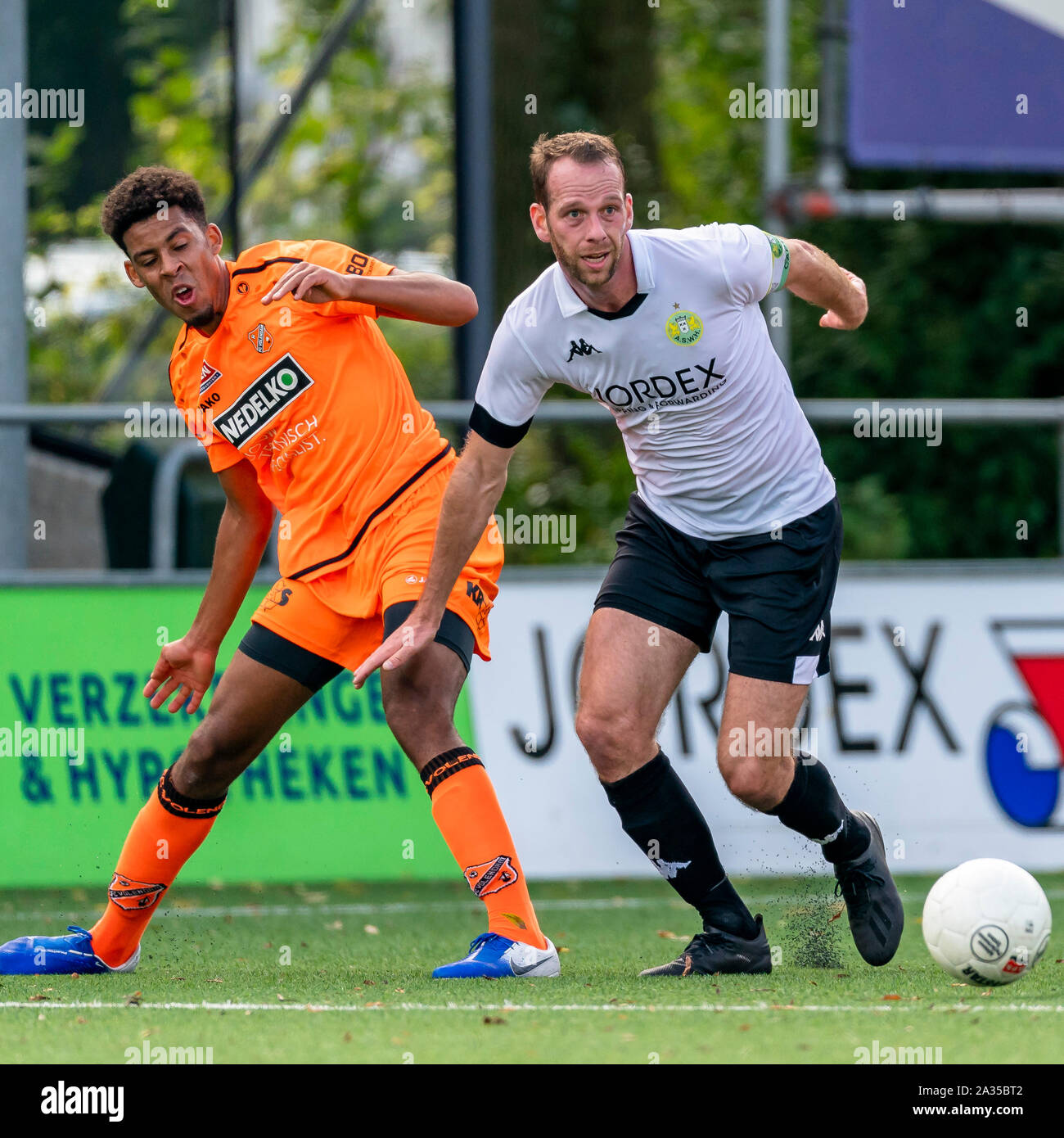 HENDRIK Ido Ambacht, Niederlande. 05 Okt, 2019. Fußball, Niederländische tweede divisie, Saison 2019-2020, Jong Volendam player Dyllandro Panka (L), ASWH player Jesper van den Bosch (R), während dem Spiel ASWH-Jong Volendam, Kredit: Pro Schüsse/Alamy leben Nachrichten Stockfoto