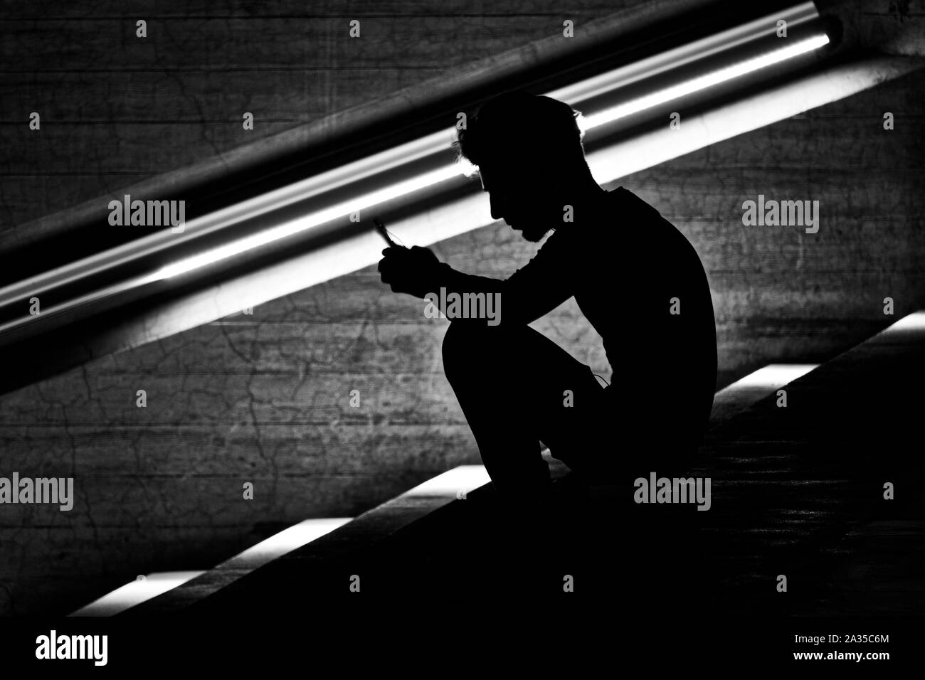 Silhouette der Mann hält ein Smartphone Stockfoto