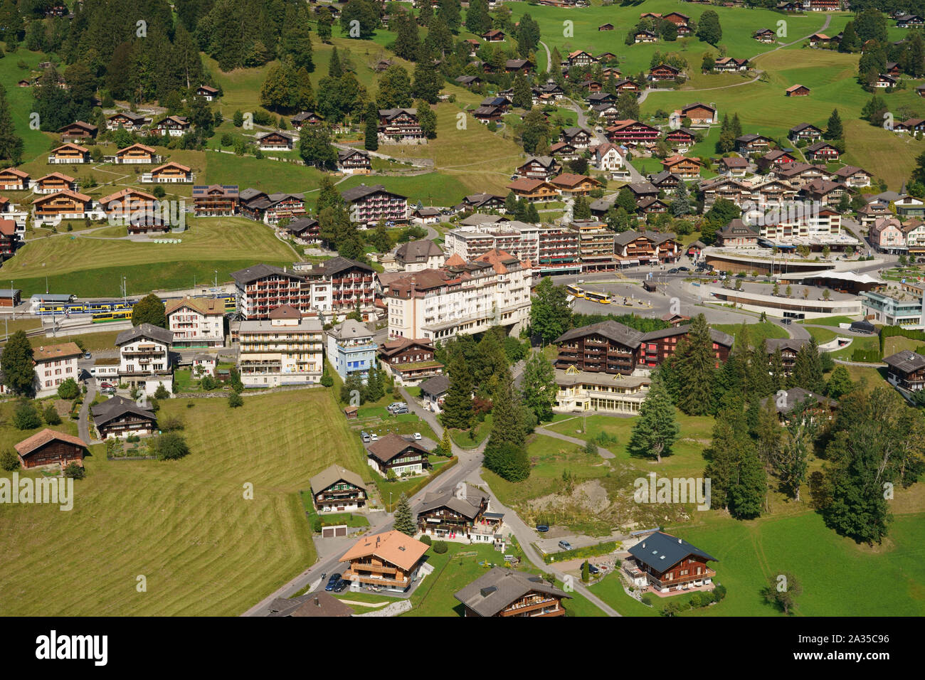 GRINDELWALD, Kanton Bern, Schweiz - 16. SEPTEMBER 2019: Luftaufnahme von Grindelwald im Kanton Bern, Schweiz. Stockfoto