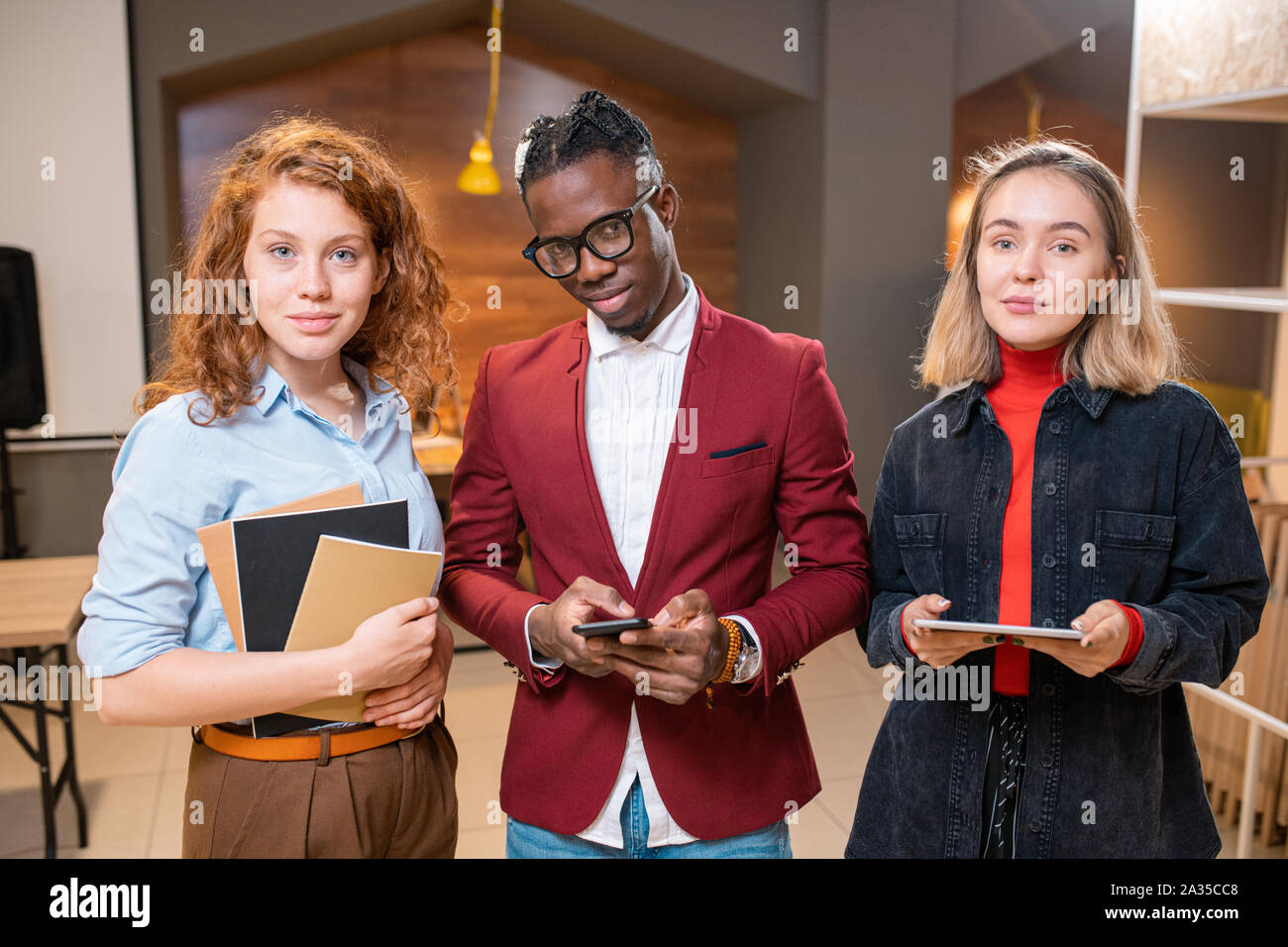 Reihe von drei erfolgreichen modernen multikulturellen Studenten der Universität Stockfoto