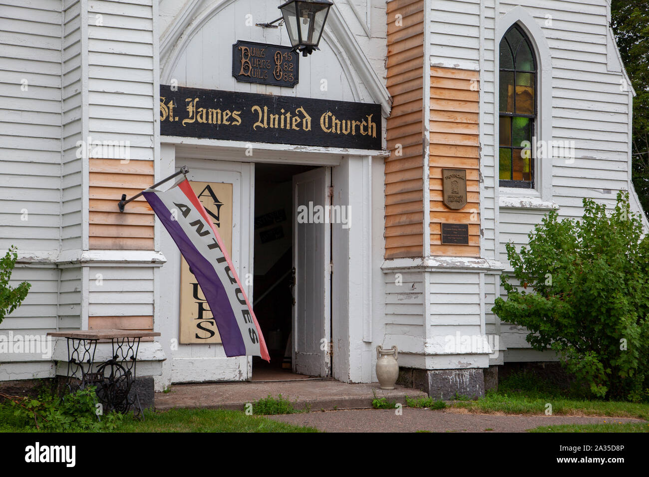 August 18, 2019 - Große Dorf, Nova Scotia - In den Sommermonaten ist die St. James Kirche Gebäude ist mit antiken Verkäufer vermietet Stockfoto