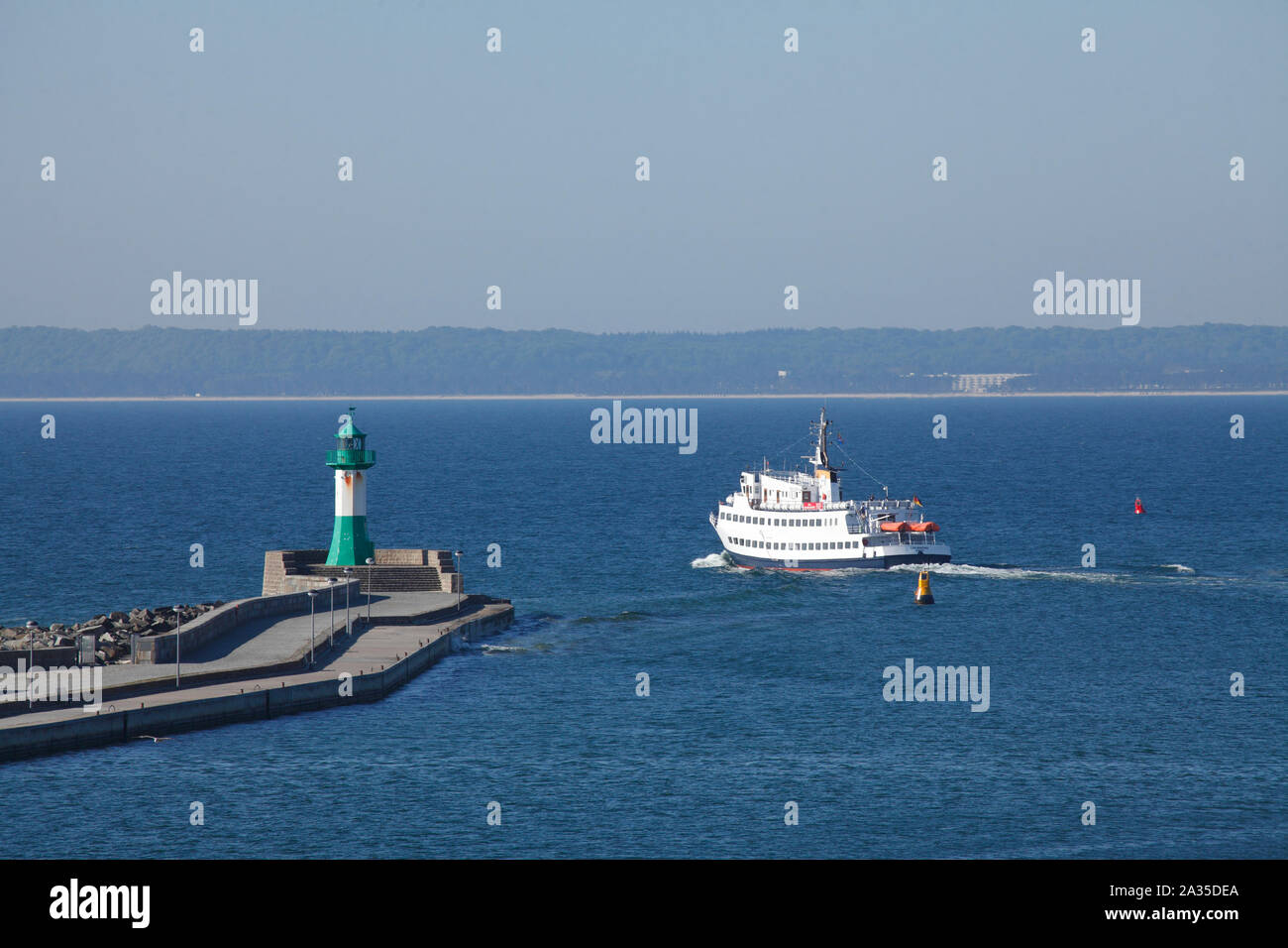 Leuchtturm der äußeren Steg mit Schiff, Sassnitz, Rügen, Mecklenburg-Vorpommern, Deutschland, Europa Stockfoto