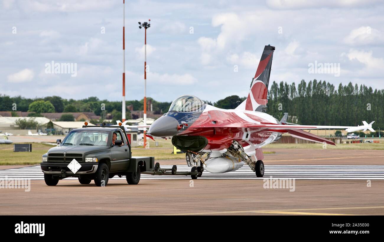 Dodge Ram 2500 Schleppfahrzeug Verschieben einer Royal Danish Air Force F16 Fighting Falcon am2019 Royal International Air Tattoo Park und Anzeigen Stockfoto