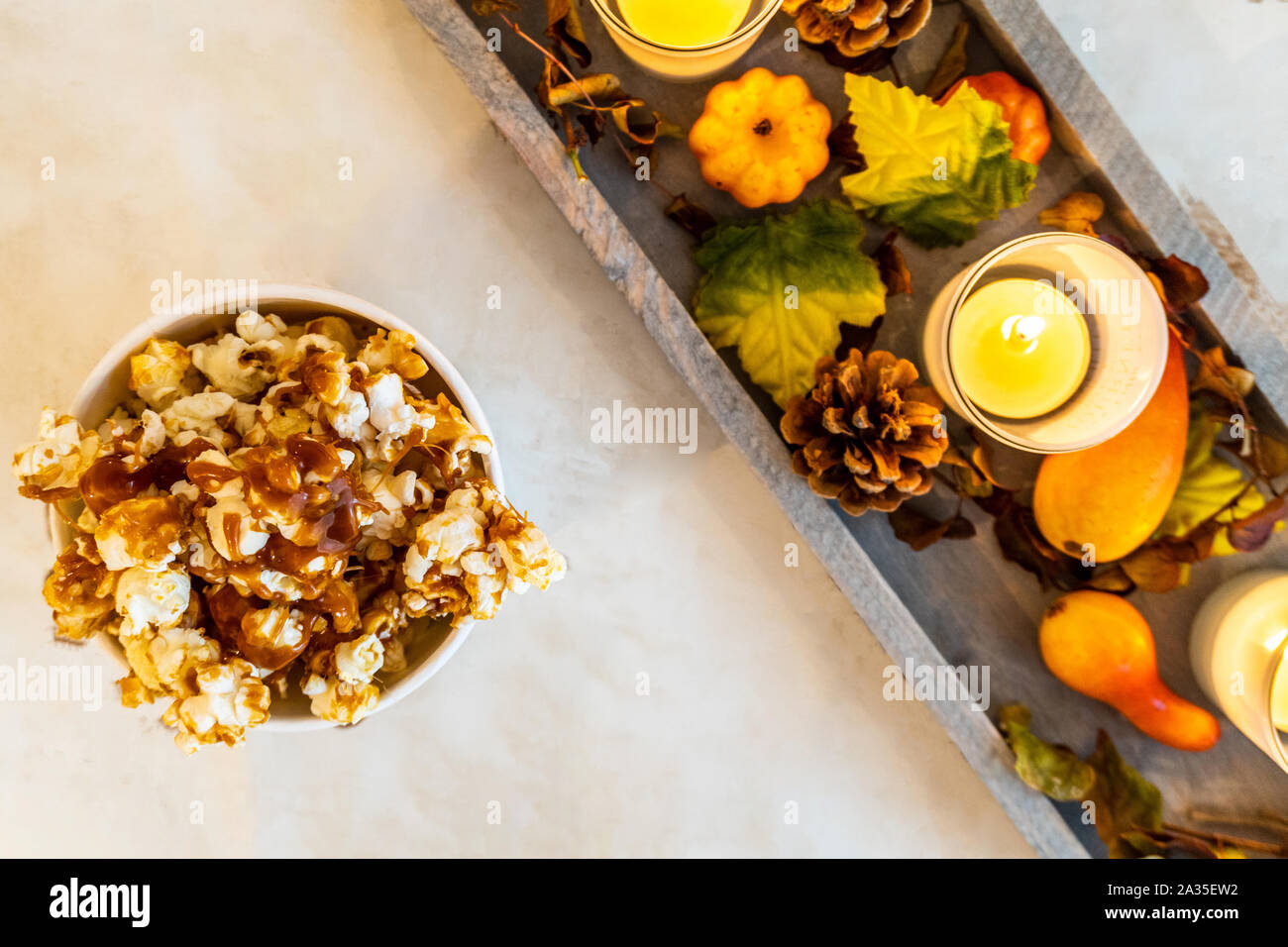 Hausgemachte Karamell Popcorn mit Kerzen Stockfoto