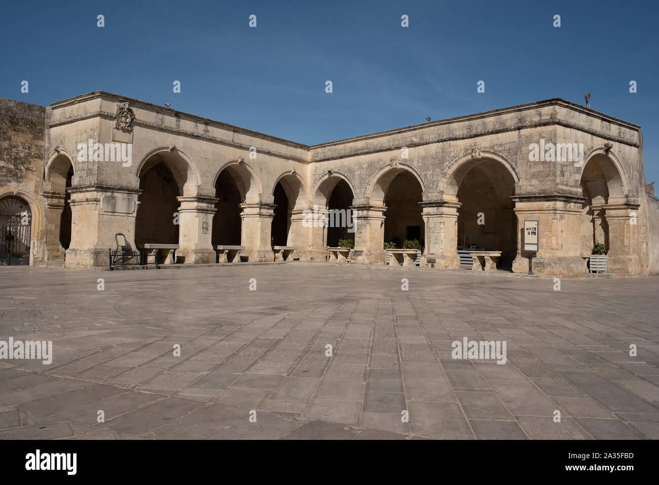 Maiori. Griechische Stadt, mit Blick auf die alte Tür des Palastes in der Nähe der Kathedrale. Symmetrie der Fassade in Lecce Stein arbeitete mit floralen und Symbol Stockfoto