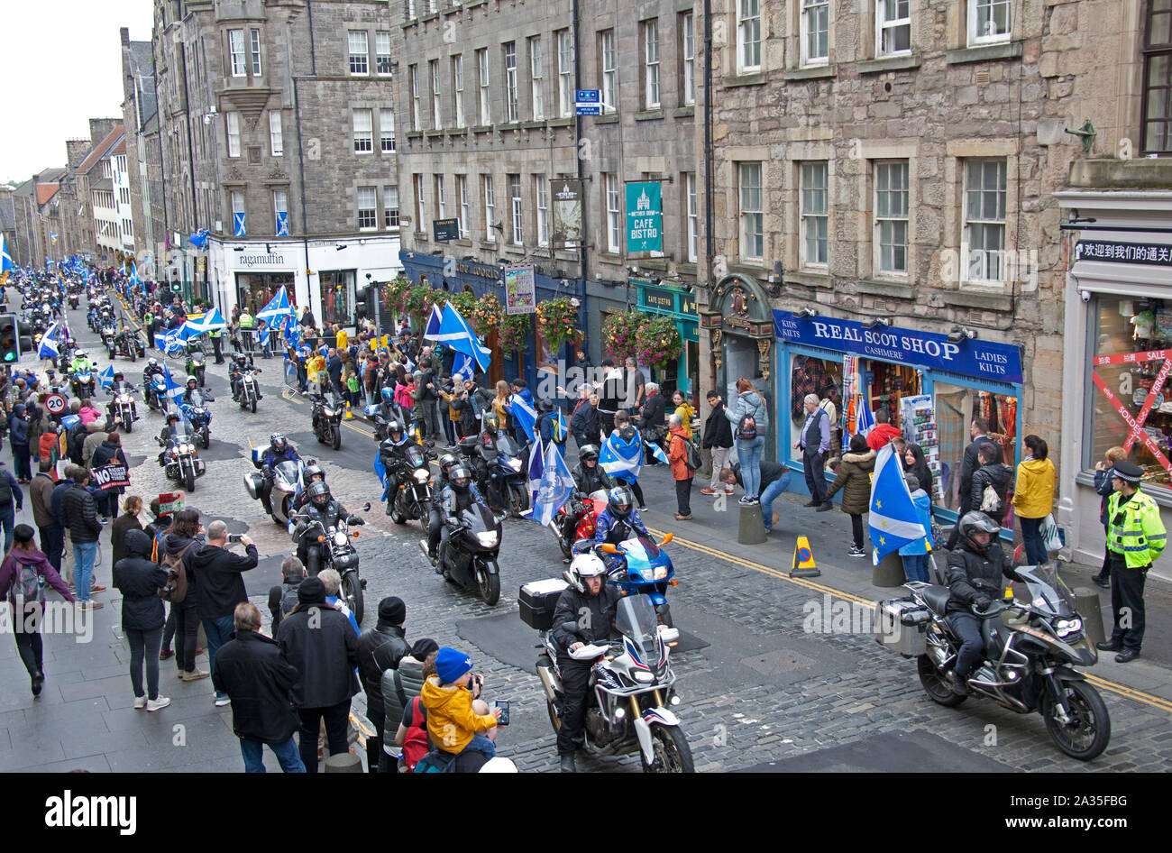 Edinburgh, Schottland, Großbritannien. 5. Oktober 2019. Tausende von Menschen aller Altersgruppen marschierten auf den Straßen von Edinburgh einschließlich Ja Biker für die schottische Unabhängigkeit in einem pro-schottische Unabhängigkeit Marsch durch die Straßen von Edinburgh. Organisationen und Gruppen, die Trennung von dem Vereinigten Königreich, das Alle unter einem Banner (auob) Prozession am Samstag. AUOB schätzen, dass mindestens 100.000 Menschen an der Kundgebung teilnehmen könnten. Stockfoto