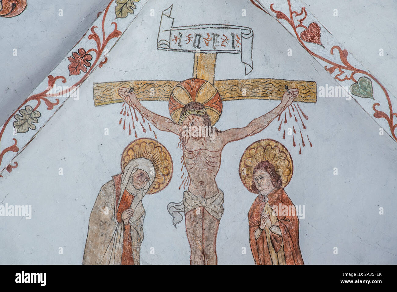 Die Kreuzigung Jesu, ein Fresko, etwa ab dem Jahr 1500 in der Kirche St. Maria, Elsinore, Dänemark, 14. Mai 2019 Stockfoto