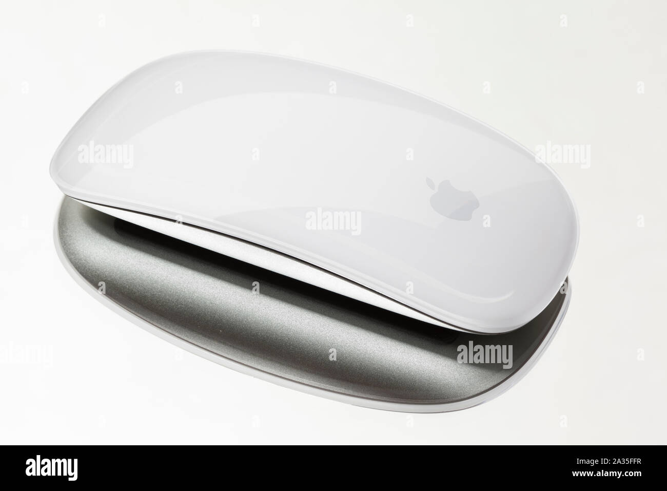 Badewanne, UK - 26. MÄRZ 2011: Studio geschossen von einem weißen Apple Magic Mouse auf einem gespiegelten Hintergrund Stockfoto