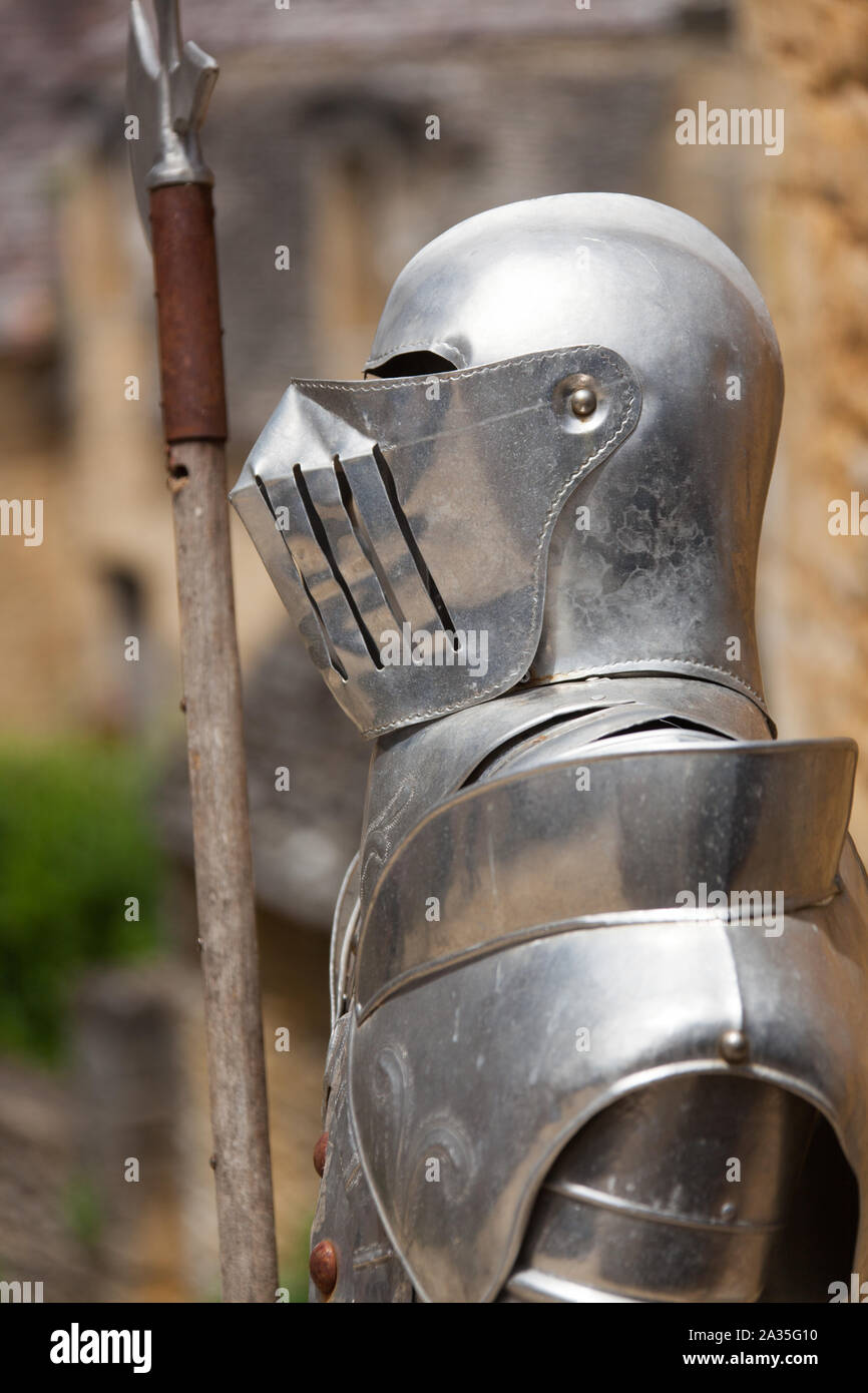 Dorf Beynac-et-Cazenac, Frankreich. Malerische Ansicht eines fördernden Rüstung vor einem Geschäft in der Nähe des Chateau de Beynac. Stockfoto