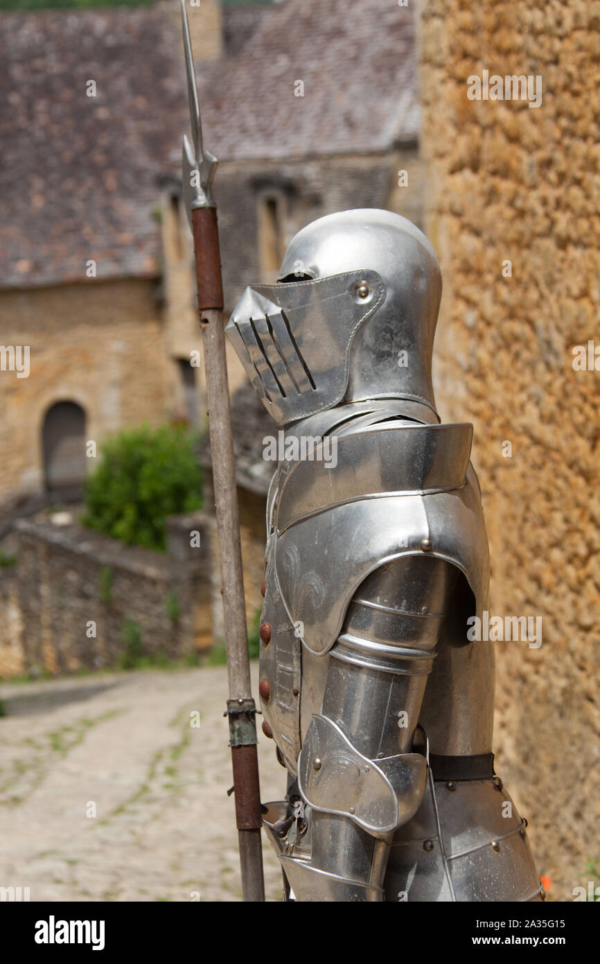 Dorf Beynac-et-Cazenac, Frankreich. Malerische Ansicht eines fördernden Rüstung vor einem Geschäft in der Nähe des Chateau de Beynac. Stockfoto