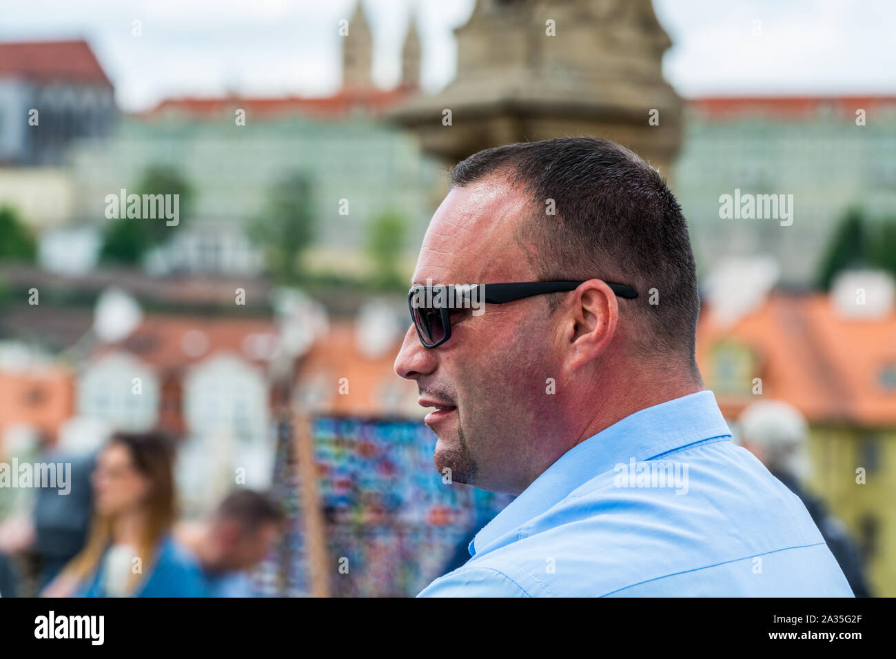 Nahaufnahme der männlichen touristische Sonnenbrille tragen an der Karlsbrücke, eine der bekanntesten und wichtigsten Sehenswürdigkeiten in der Hauptstadt Stockfoto