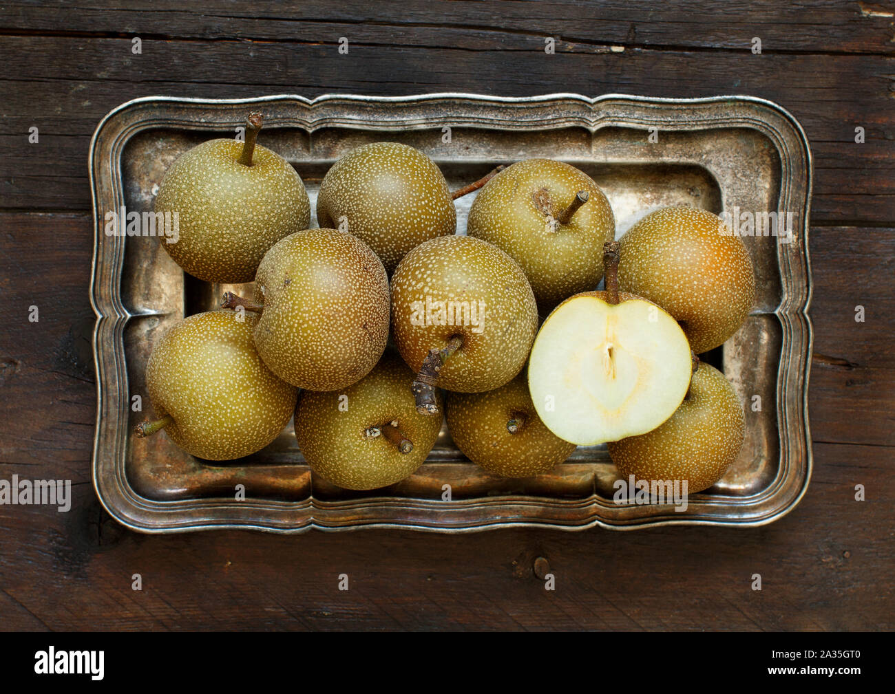 Nashi Birnen (Apple Birnen oder asiatische Birnen) auf einem Tablett Stockfoto
