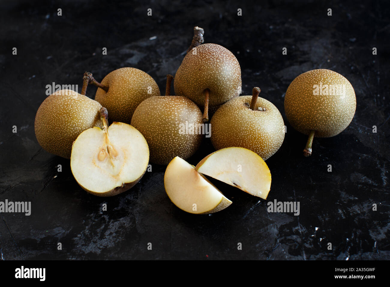 Nashi Birnen (Apple Birnen oder asiatische Birnen) auf einem Holztisch Stockfoto