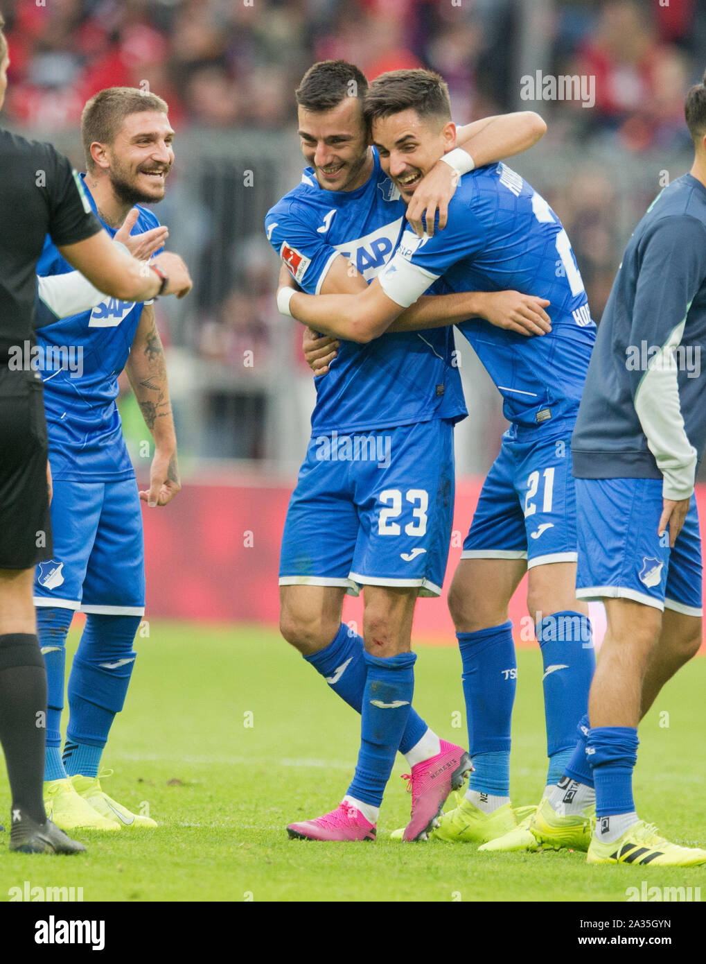 München, Deutschland. 05 Okt, 2019. Gewinner" Jubel, von Links nach Rechts: Pavel Kaderabek (1899 Hoffenheim), Sargis Adamyan (Hoffenheim) und Benjamin Hübner (Hoffenheim) GES/Fußball/1. Bundesliga: FC Bayern München - TSG 1899 Hoffenheim, 05.10.2019 Fußball: 1. Bundesliga: Bayern München gegen die TSG 1899 Hoffenheim, München, Oktober 05, 2019 | Verwendung der weltweiten Kredit: dpa/Alamy leben Nachrichten Stockfoto