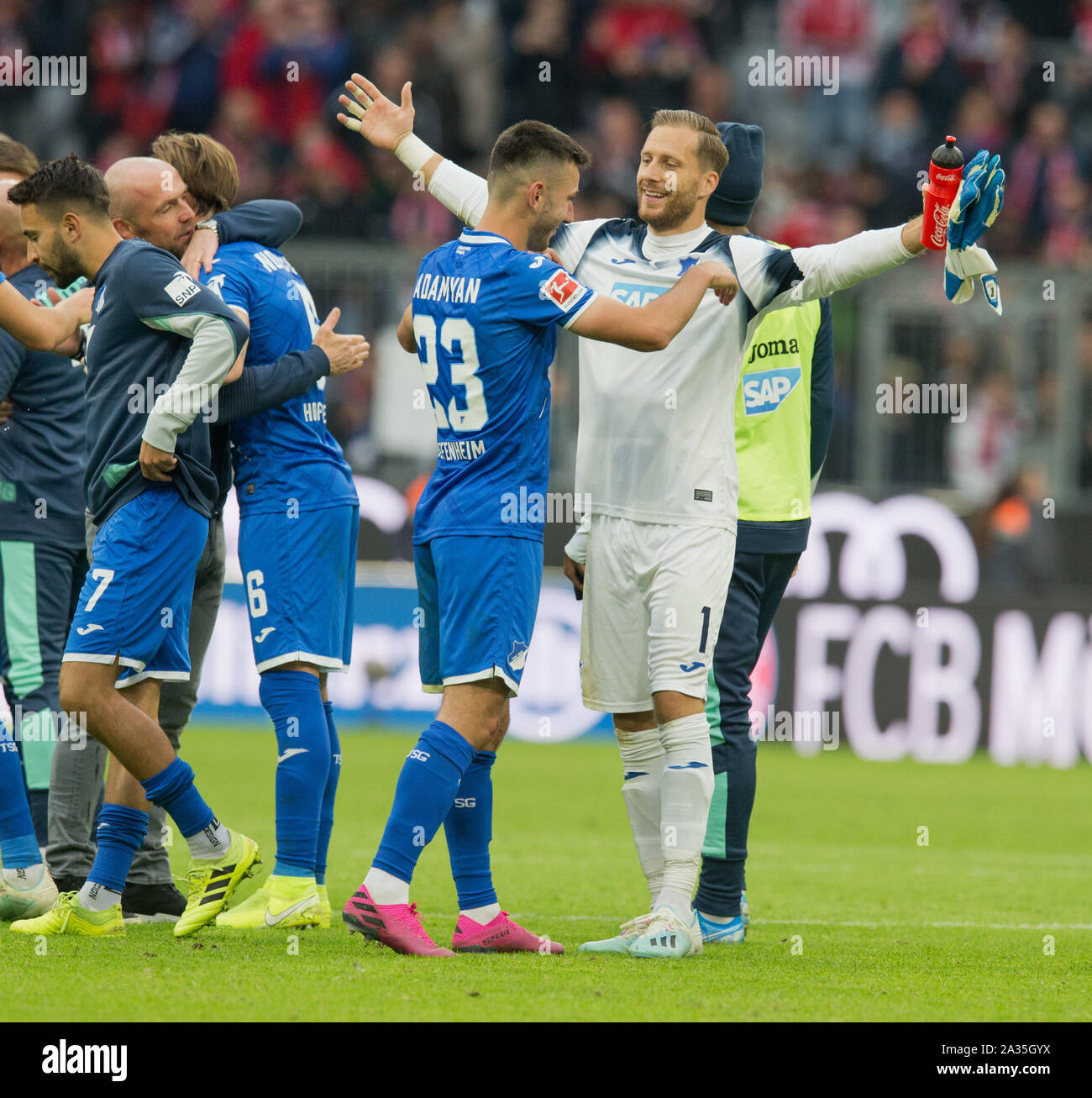 München, Deutschland. 05 Okt, 2019. Gewinner" Jubel, von Links nach Rechts: Alfred Schreuder (1899 Hoffenheim), Sargis Adamyan (Hoffenheim) und Oliver Baumann (1899 Hoffenheim) GES/Fußball/1. Bundesliga: FC Bayern München - TSG 1899 Hoffenheim, 05.10.2019 Fußball: 1. Bundesliga: Bayern München gegen die TSG 1899 Hoffenheim, München, Oktober 05, 2019 | Verwendung der weltweiten Kredit: dpa/Alamy leben Nachrichten Stockfoto