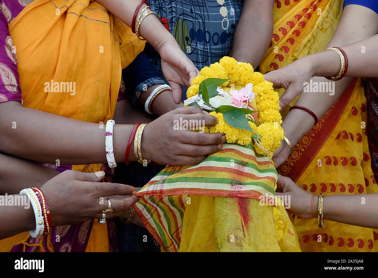 Kolkata, Indien. 05 Okt, 2019. Hinduistische Frauen durchführen, Rituale mit Kala bou oder Nabapatrika snan während der Maha Saptami von Durga Puja Festival. (Foto durch Saikat Paul/Pacific Press) Quelle: Pacific Press Agency/Alamy leben Nachrichten Stockfoto