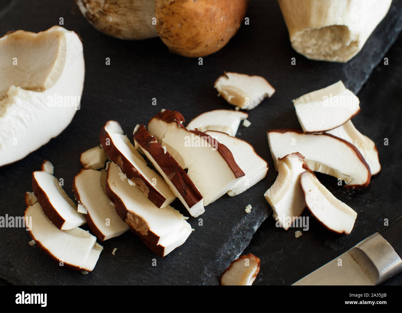 Wild porcino Pilze auf einem Holzbrett Nahaufnahme Stockfoto