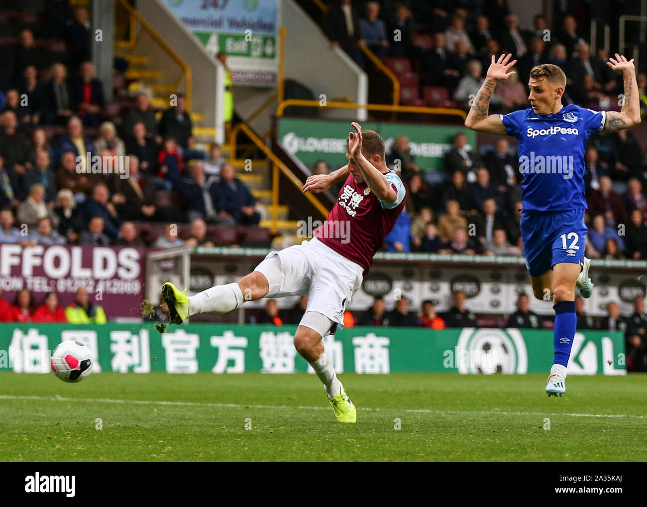 Turf Moor, Burnley, Lancashire. 5. Okt, 2019. Liga Fußball, Burnely EPLPremier gegen Everton; Chris Wald von Burnley mis Hits eine Salve mit Lucas Digne von Everton in der Nähe - streng nur für den redaktionellen Gebrauch bestimmt. Keine Verwendung mit nicht autorisierten Audio-, Video-, Daten-, Spielpläne, Verein/liga Logos oder "live" Dienstleistungen. On-line-in-Match mit 120 Bildern beschränkt, kein Video-Emulation. Keine Verwendung in Wetten, Spiele oder einzelne Verein/Liga/player Publikationen Quelle: Aktion plus Sport/Alamy leben Nachrichten Stockfoto