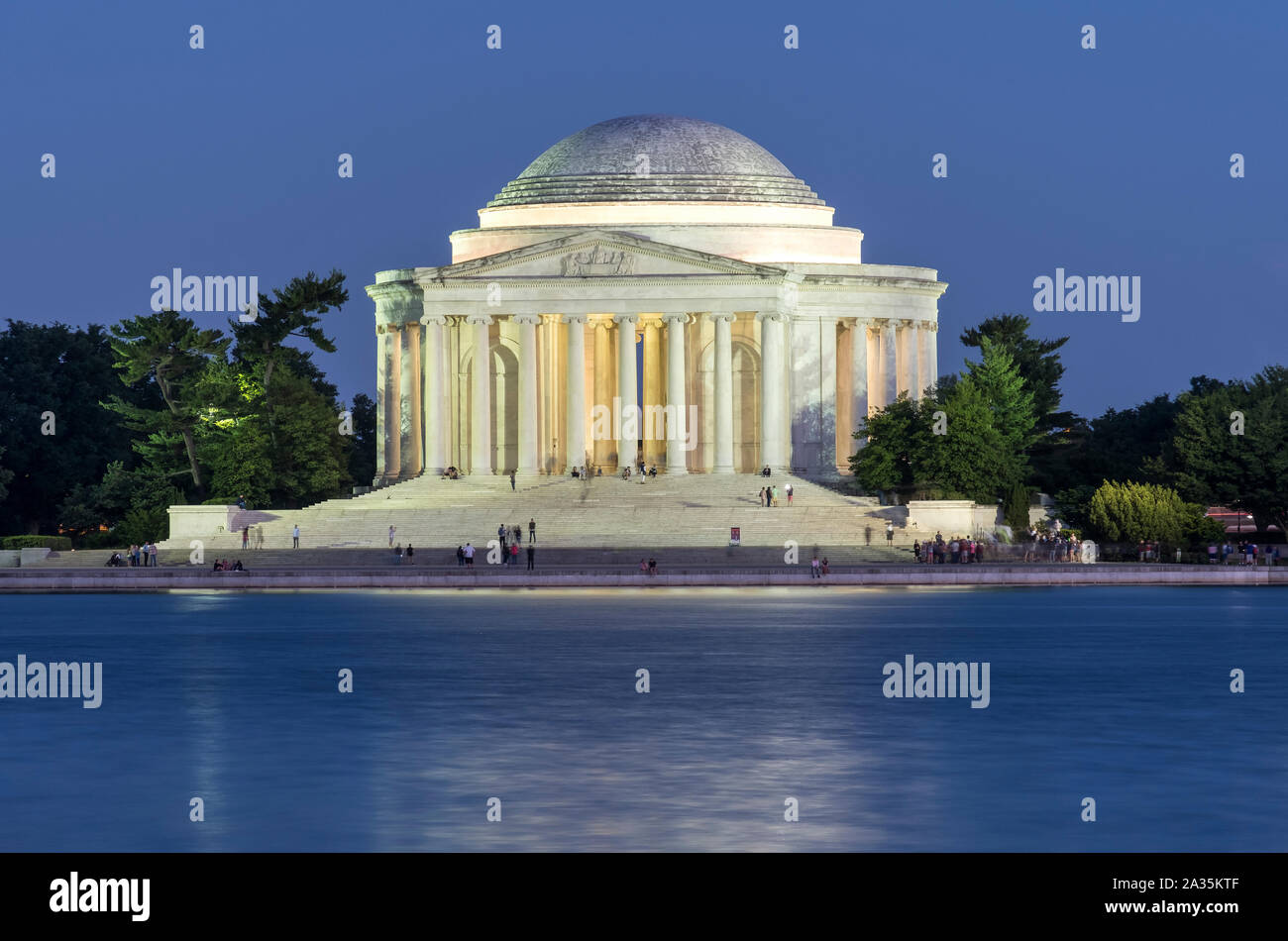Das Jefferson Memorial bei Nacht über die Gezeiten Pool, National Mall, Washington DC, USA Stockfoto