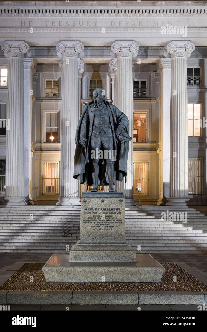 Statue von Albert Gallatin vor der US-Finanzminister in der Nacht, Washington DC, USA Stockfoto