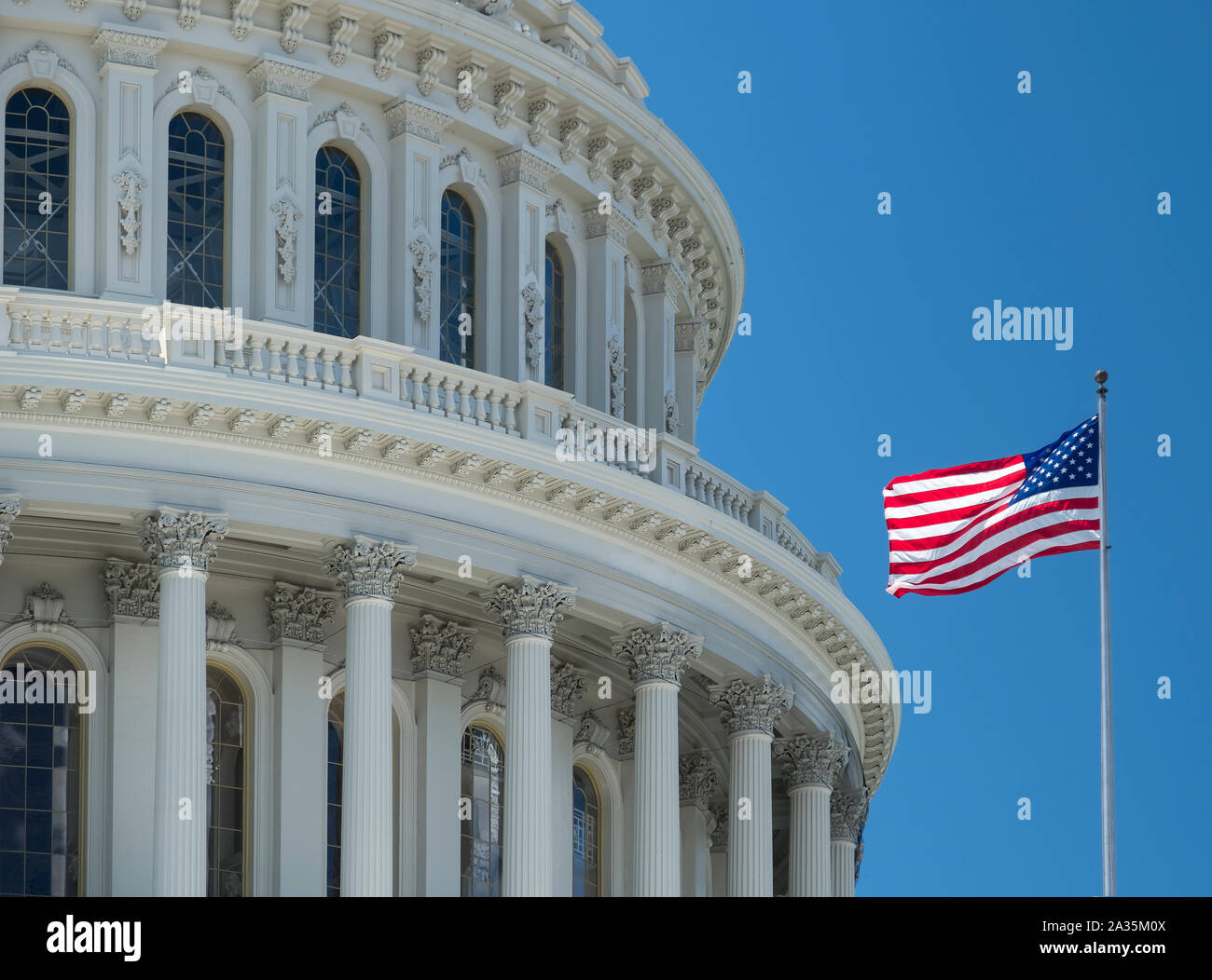 Stars and Stripes US Flag und die Kuppel des US Capitol, Capitol Hill, Washington DC, USA Stockfoto