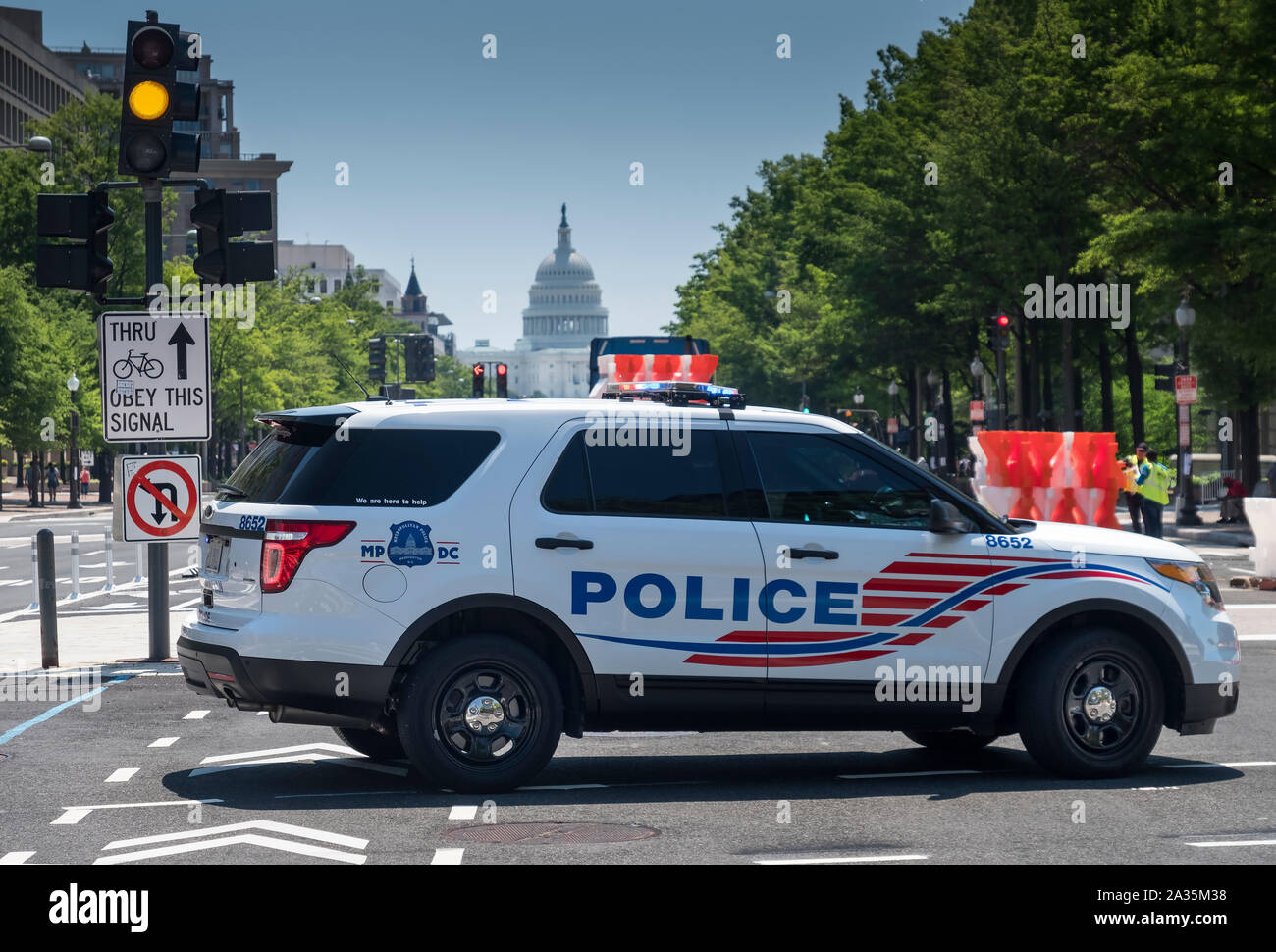 Polizei Straßensperre vor dem Kapitol Gebäude an der Pennsylvania Avenue, Penn Viertel, Washington DC, USA Stockfoto