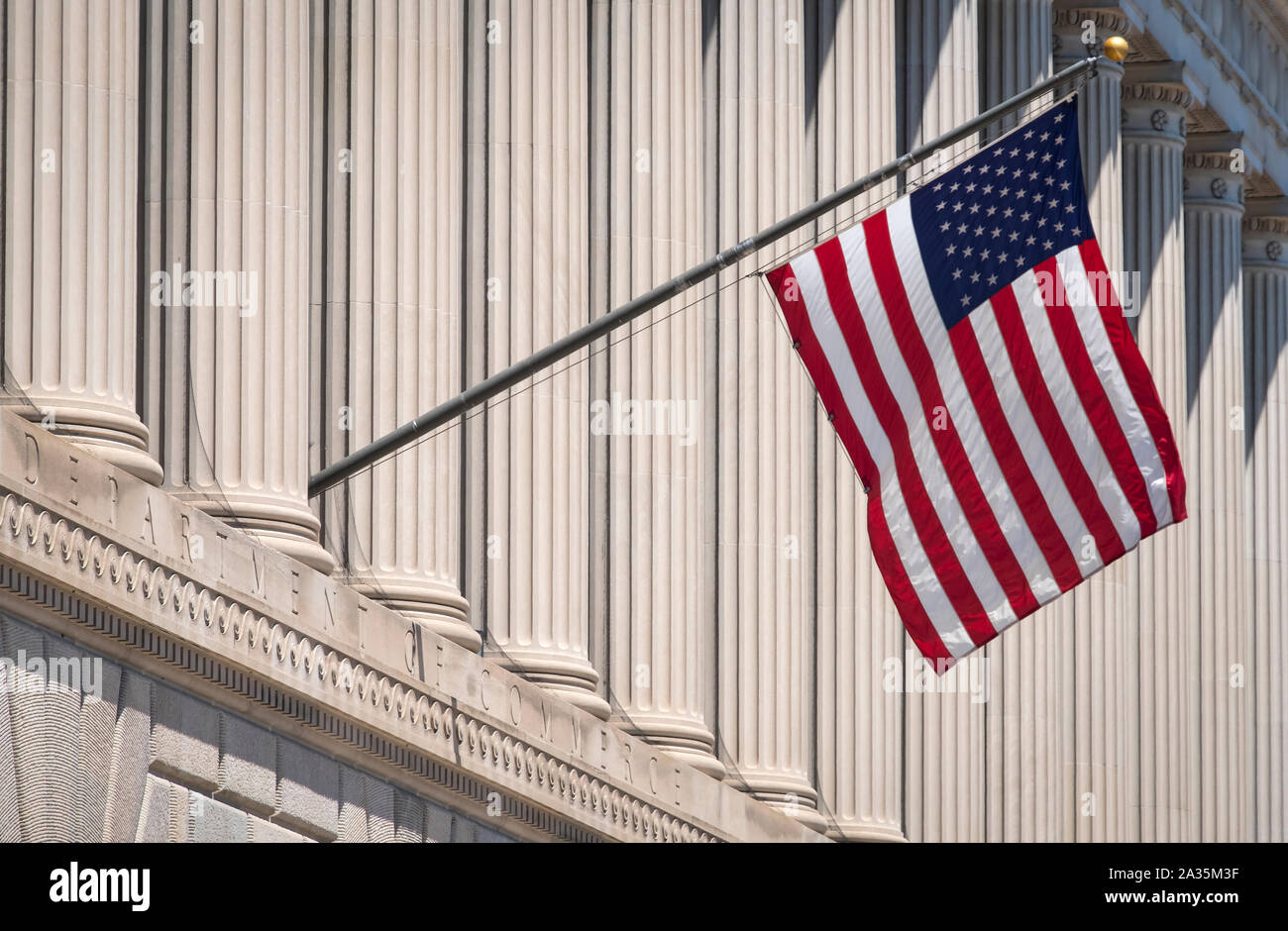 Stars and Stripes US-Flagge auf dem Handelsministerium Gebäude, Constitution Avenue, Washington DC, USA Stockfoto
