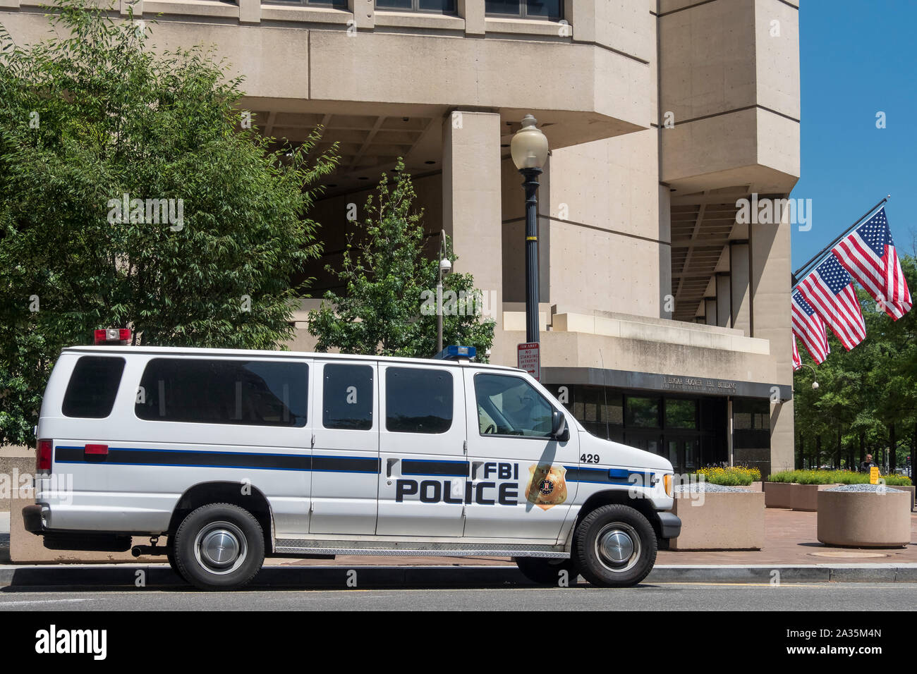 FBI Polizei Fahrzeug außerhalb des J Edgar Hoover FBI Gebäude, Pennsylvania Avenue, Washington DC, USA Stockfoto