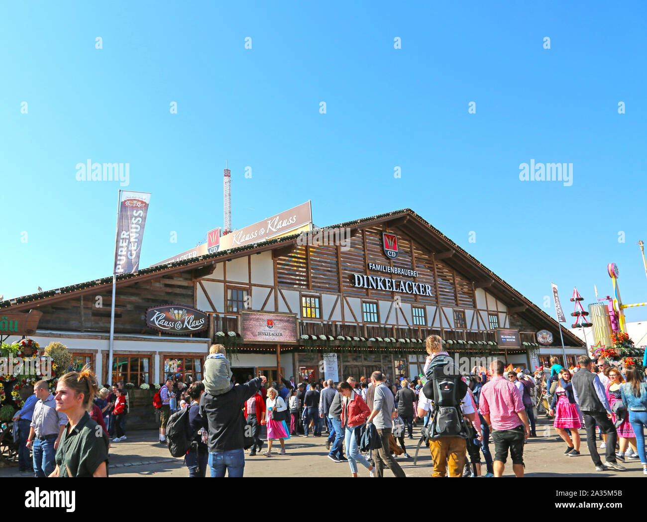 Stuttgart, Germany-September 30, 2018: Bierfest, festliche Messe und Fahrten Stockfoto